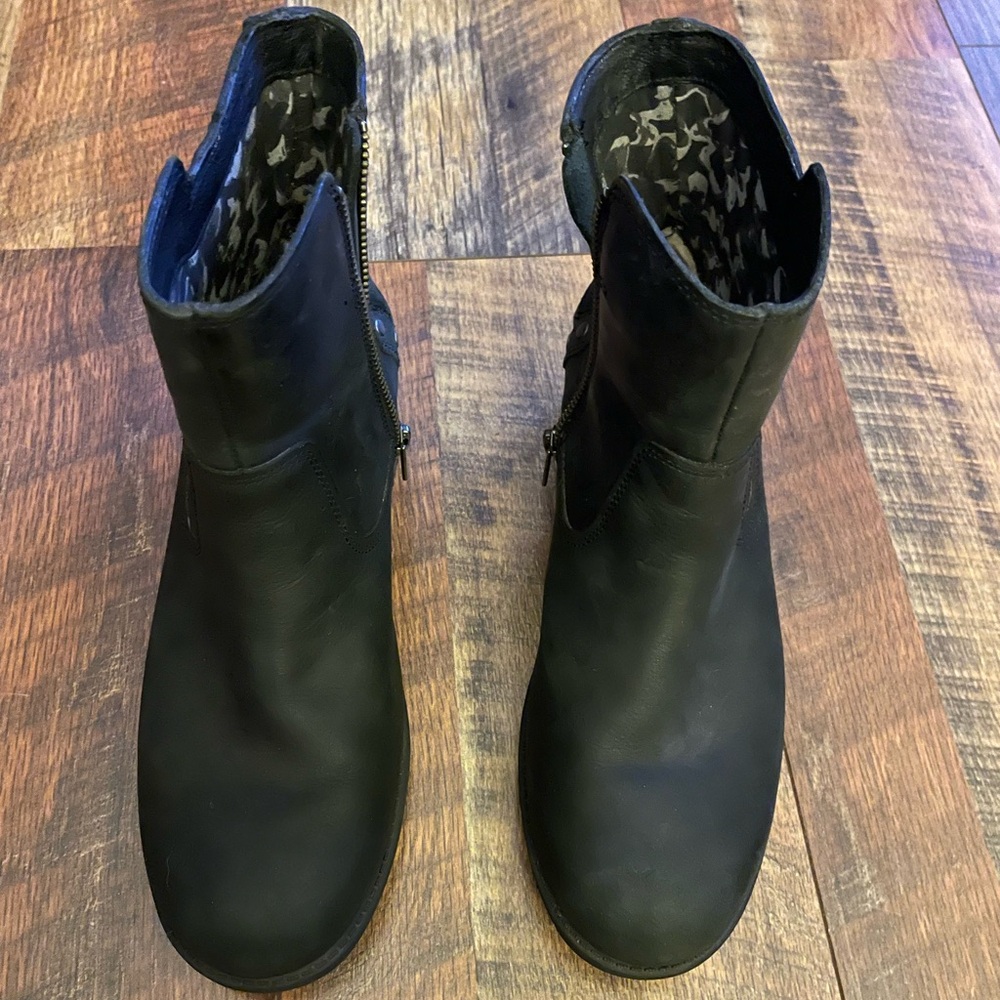 Ugg Leather Boots - Picture 2 of 8